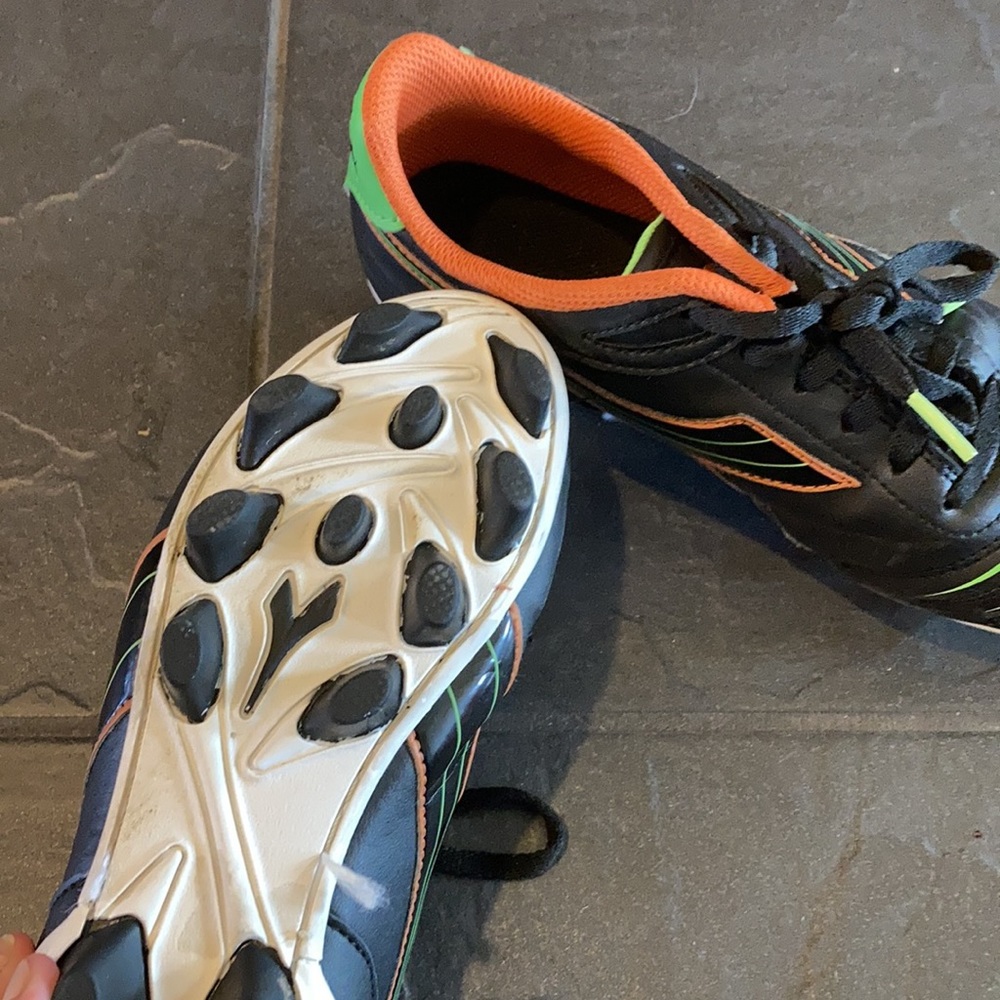 soccer cleats - Picture 3 of 3